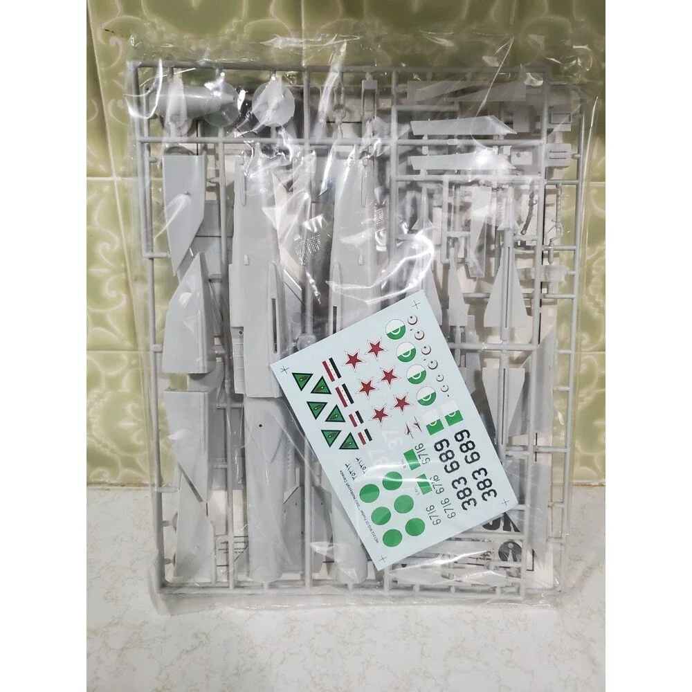 Hobby Craft MiG-25 “Foxbat” 1:72 HC1312 Model Airplane Kit Open Box